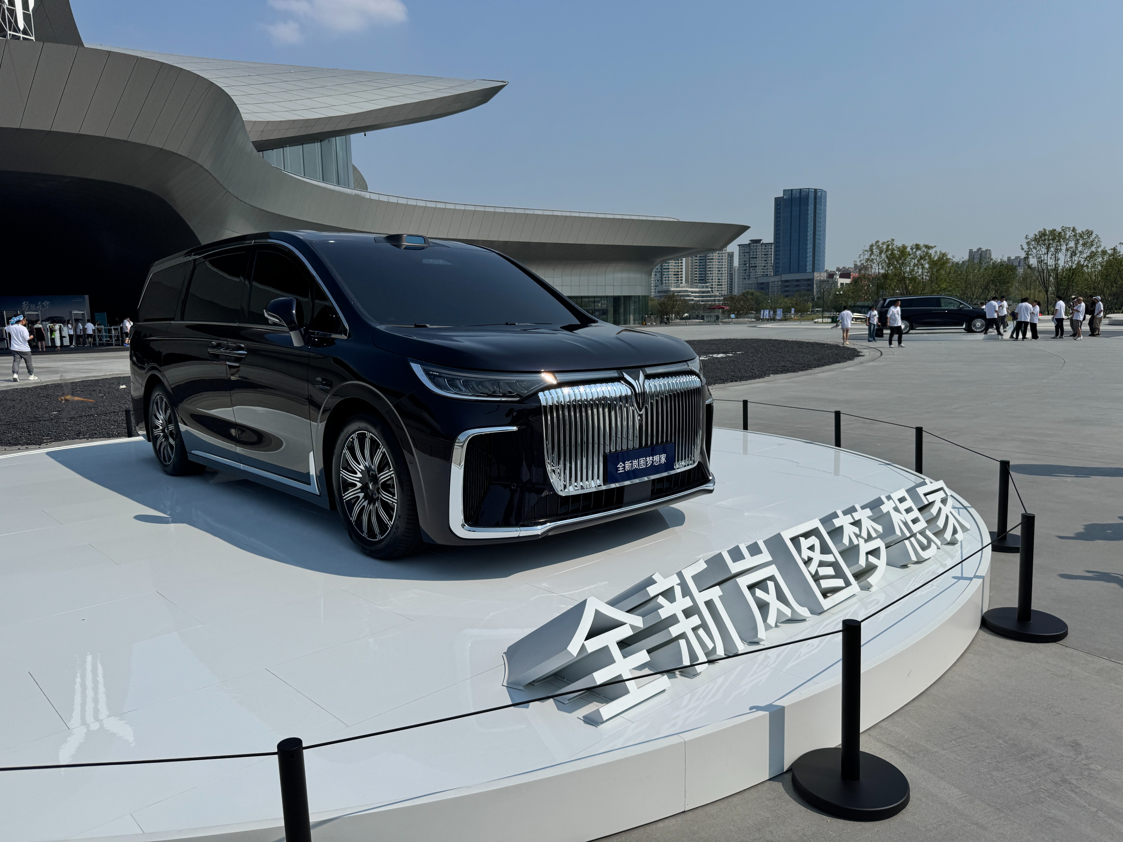 售價(jià)35.99萬元起！嵐圖夢(mèng)想家乾崑版新增車型上市