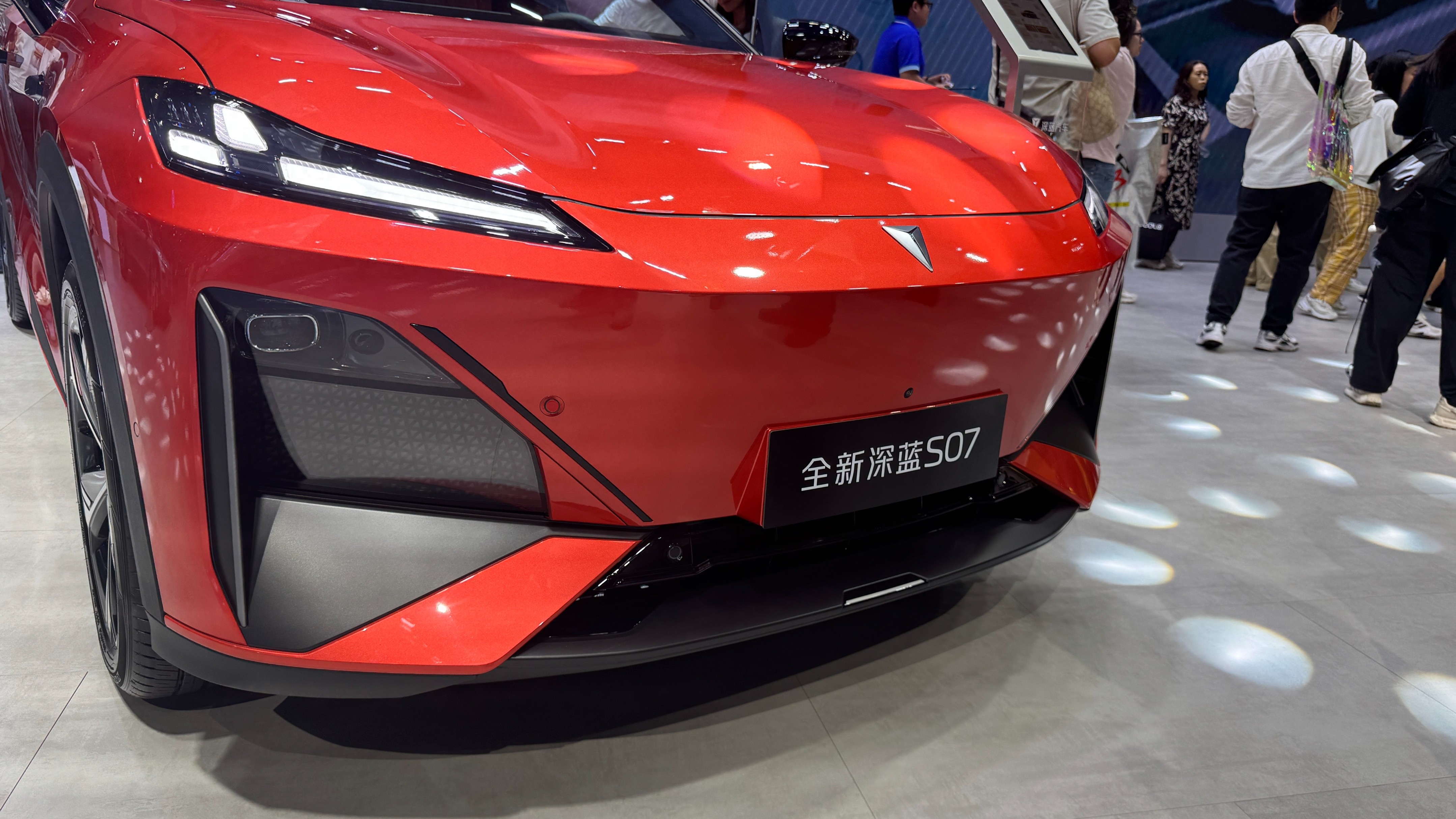 搭載深藍(lán)超級(jí)增程2.0系統(tǒng)！深藍(lán)全新S07在成都車(chē)展亮相